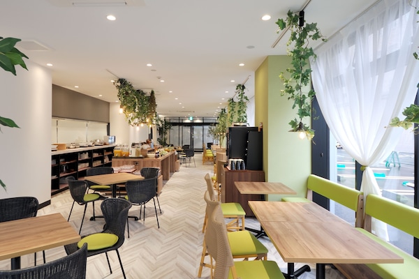 Daily buffet breakfast (JPY 1100 per person)