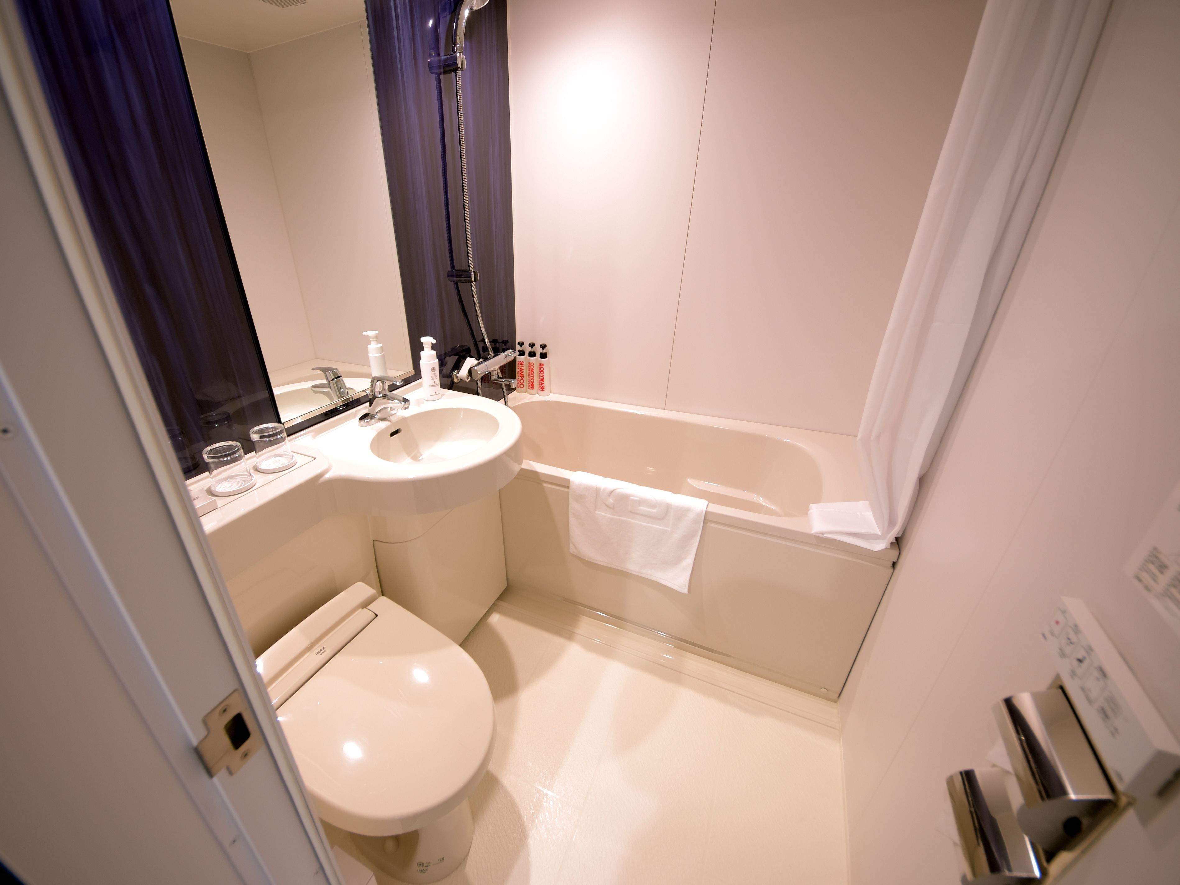 A bathroom with a toilet, sink, and bathtub.
