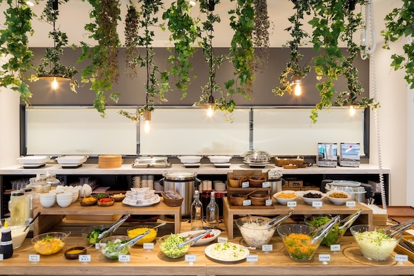 Tägliches Frühstücksbuffet (1100 JPY pro Person)