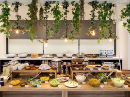 Se ofrece un desayuno bufé (1100 JPY por persona)