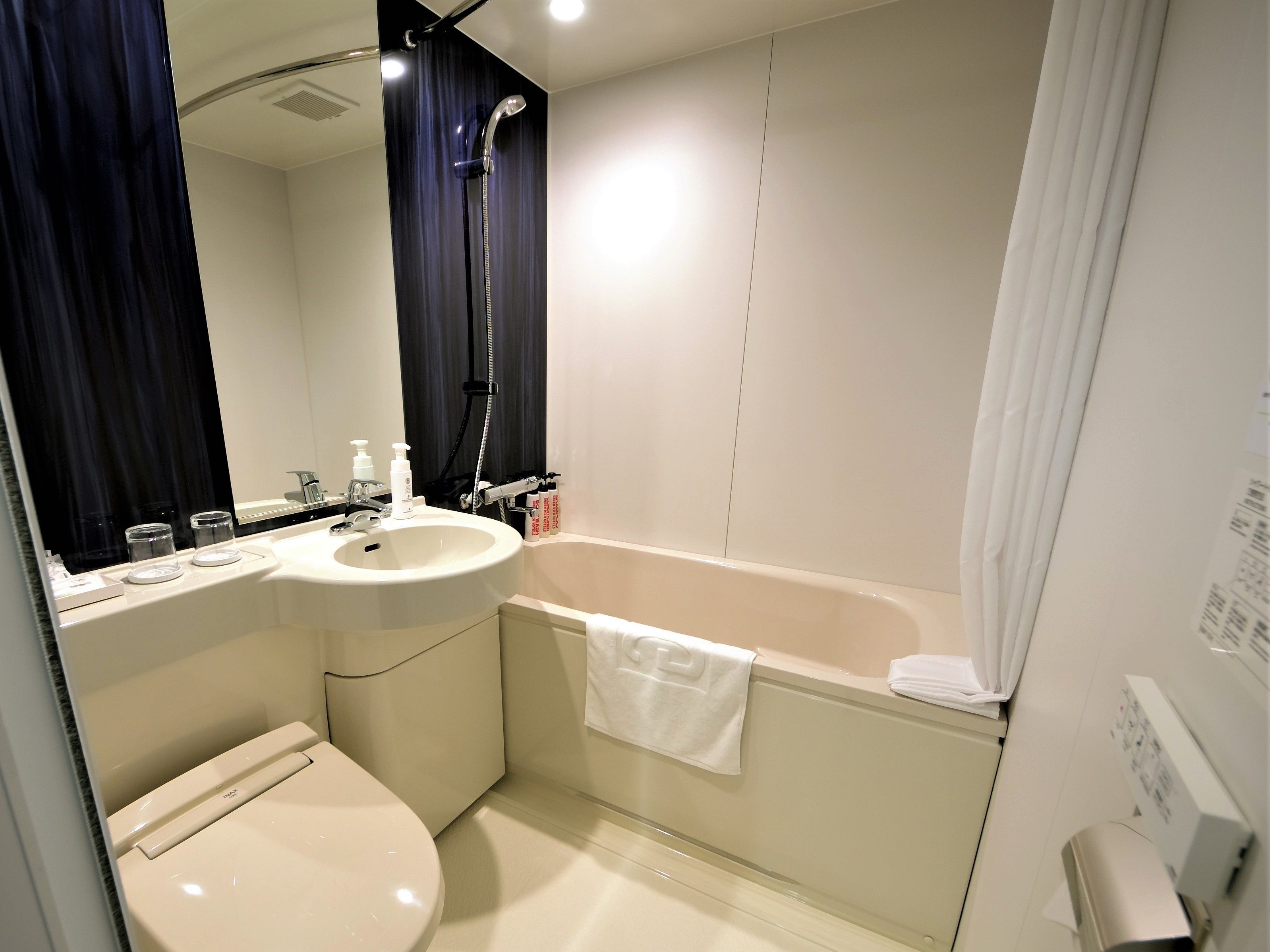 Duschwanne, kostenlose Toilettenartikel, Haartrockner, Hausschuhe