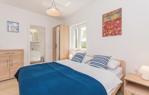 5 bedrooms, in-room safe, free WiFi, bed sheets - 5 bedroom gorgeous home in Verunic (Verunic)