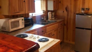 Køleskab, mikrobølgeovn, brødrister