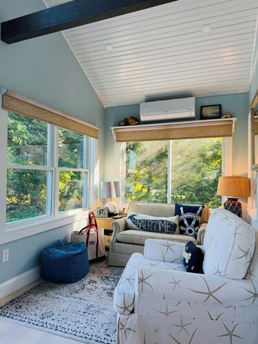 Fabulous, Sparkling Clean, Walk to Everything!