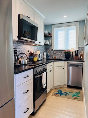 Een koelkast, een magnetron, een oven, een kookplaat