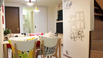 Neighbors Tsubaki | Makan di kamar