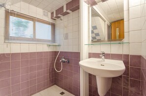 Shower, free toiletries, hair dryer, slippers - My Home (Tainan)