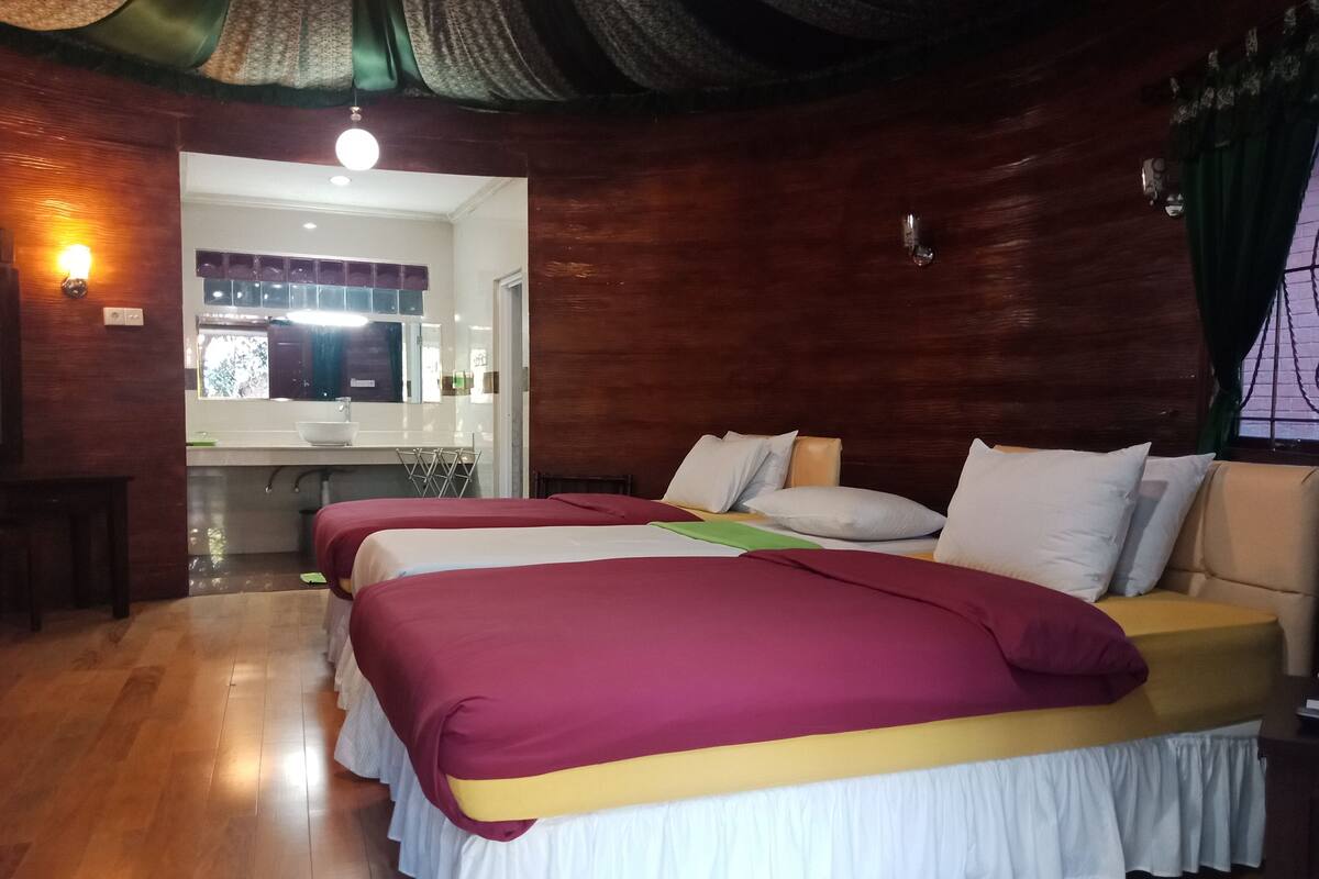 Glamping Triple | Blackout curtains, rollaway beds, free WiFi, bed sheets