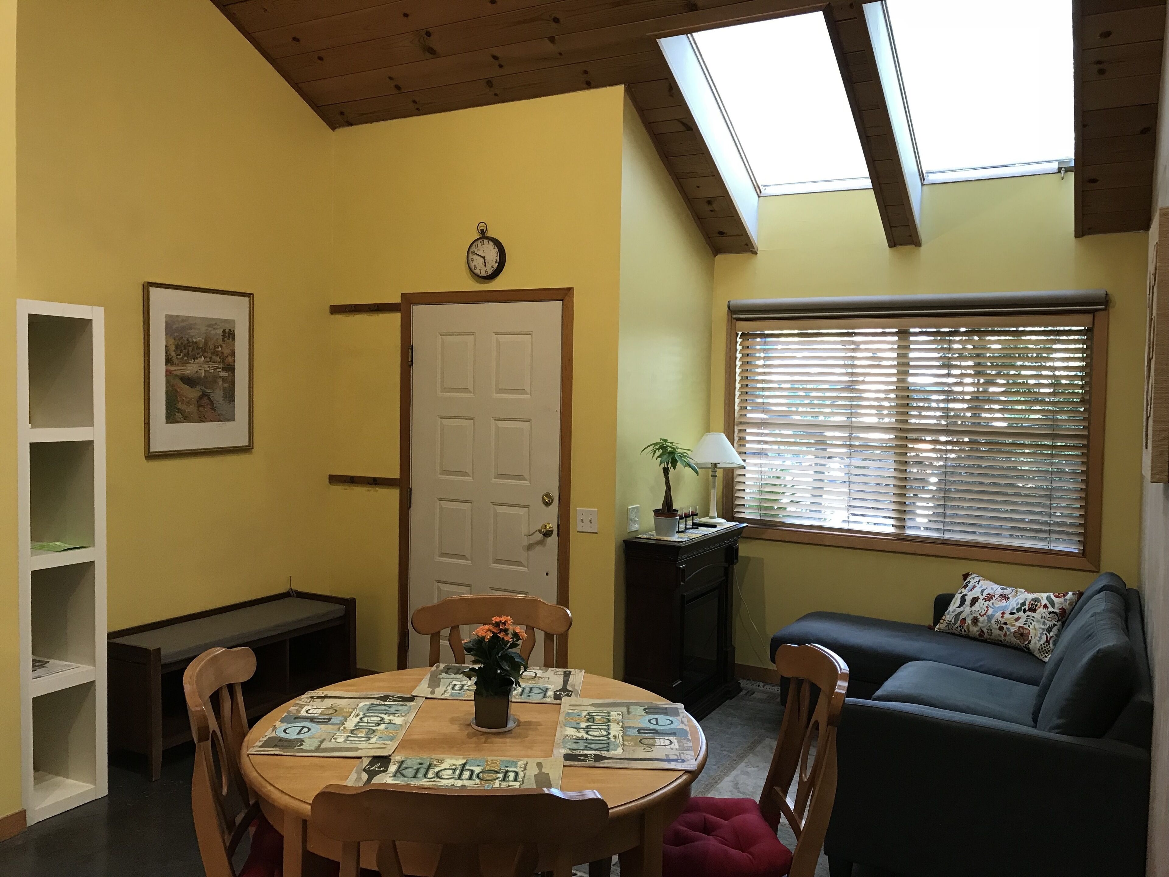 Charming two bedroom apartment. Close to campus.