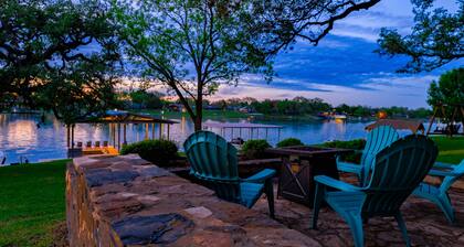 Shade Tree Cottage- Lakefront w/ Views & Boat Dock