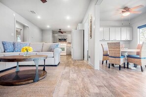 Smart TV, DVD player, offices - Shade Tree Cottage- Lakefront w/ Views & Boat Dock (Kingsland)