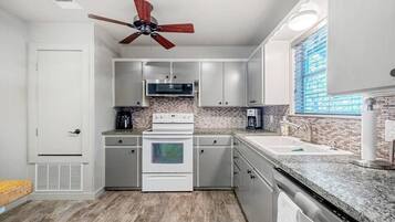 Frigorífico, microondas, horno y placa de cocina