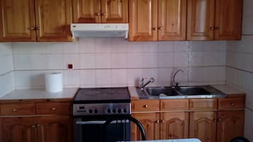 Een koelkast, een oven, een koffiezetapparaat/waterkoker