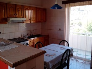 Fridge, oven, coffee/tea maker, coffee grinder - B1- Apartment (Lesvos) (Mytilene)