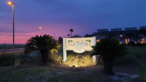 Skilt for 'La Bahia' med nummer '500' og en palme i forgrunden.
