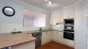 Micro-ondes, four, plaque de cuisson, lave-vaisselle