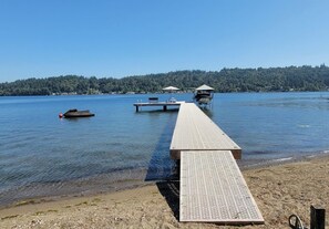 Rannalla, aurinkotuoleja, rantapyyhkeitä