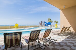 Een binnenzwembad, een buitenzwembad