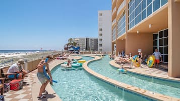 Una piscina techada, una piscina al aire libre