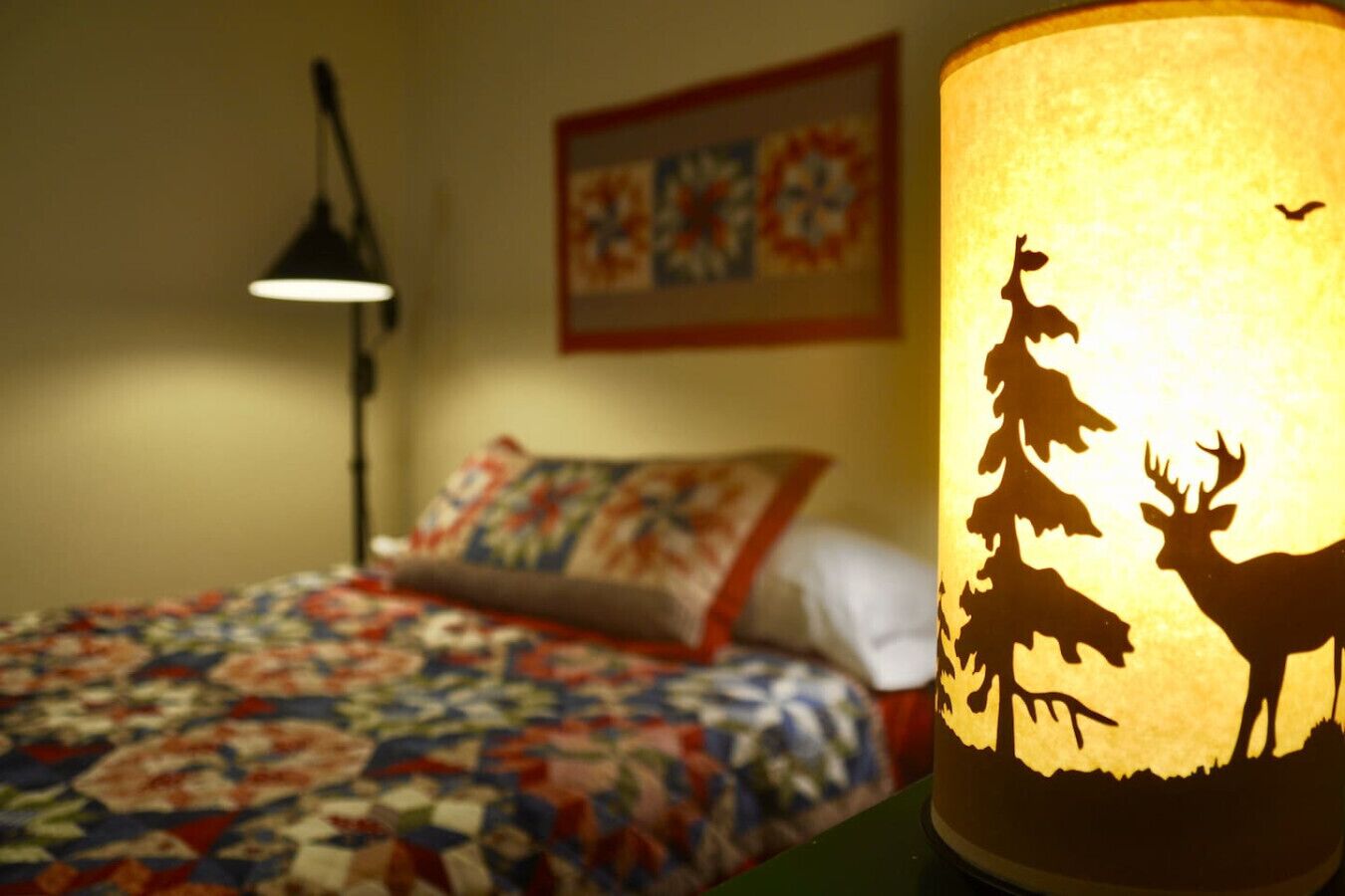 2 habitaciones, escritorio y tabla de planchar con plancha 