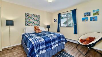 2 habitaciones, escritorio y tabla de planchar con plancha