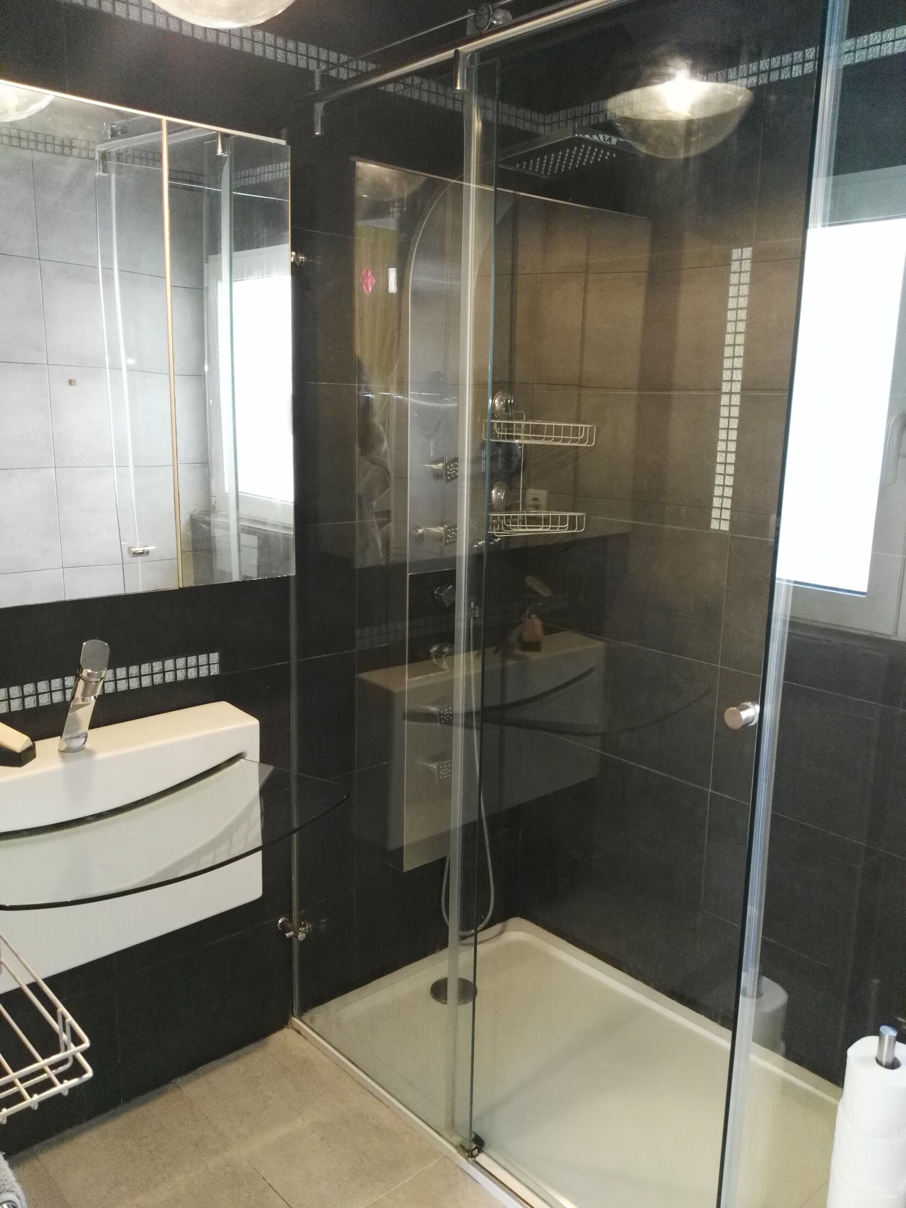 Ducha y bañera combinadas, bañera de hidromasaje y secador de pelo
