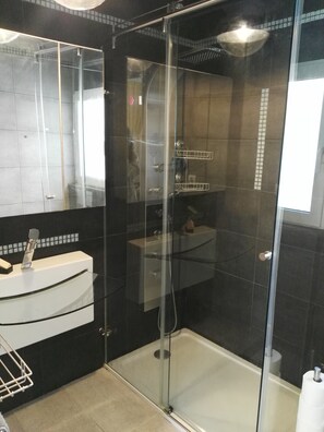 Ensemble douche/baignoire, baignoire à jets, sèche-cheveux