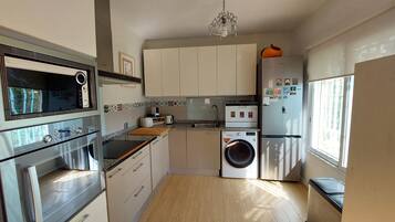 Een koelkast, een magnetron, een oven, een kookplaat