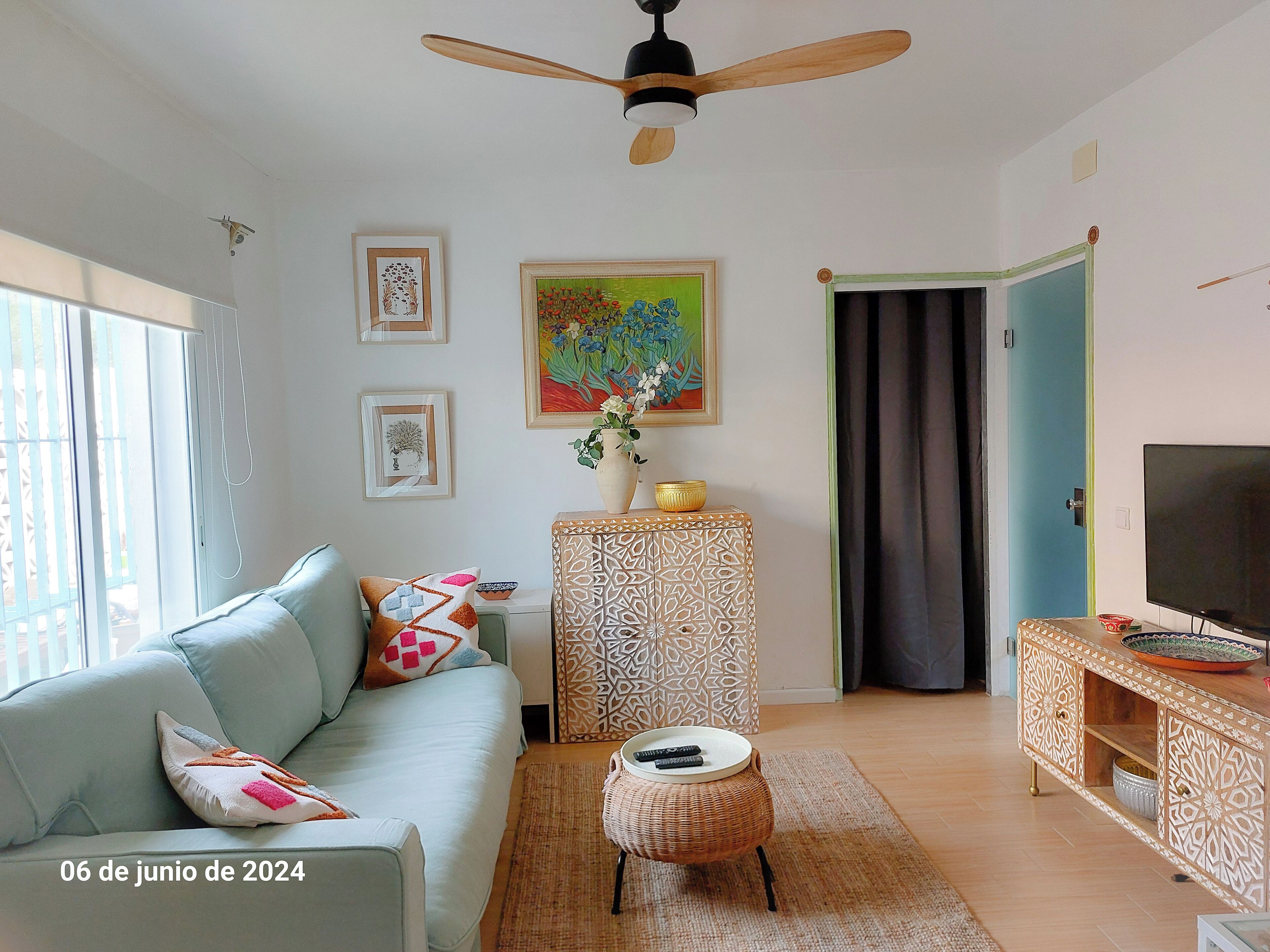 Smart-tv, een open haard, boeken en een muziekbibliotheek