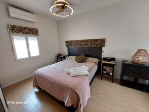 1 slaapkamer, een strijkplank/strijkijzer, reisbedje, gratis wifi