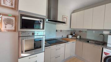 Een koelkast, een microgolfoven, een oven, een kookplaat