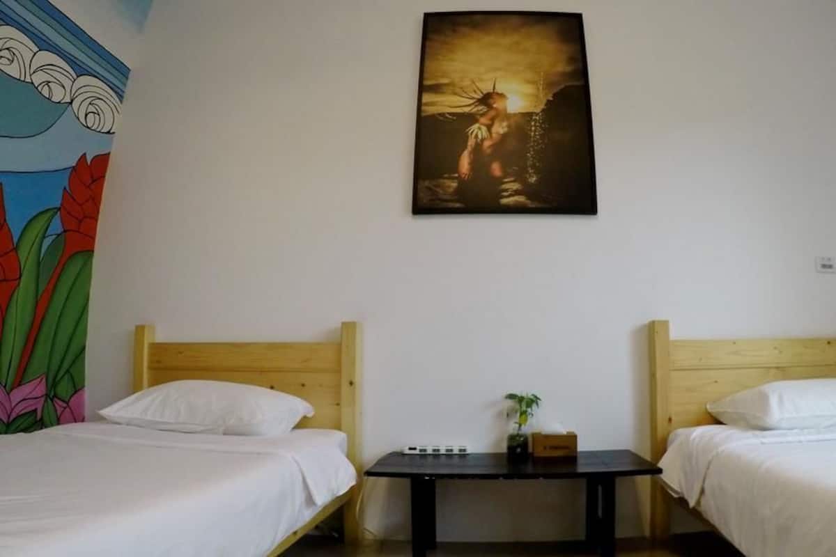 Double Room, Mountain View | Blackout drapes, WiFi (free), bed sheets