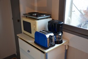 Réfrigérateur, micro-ondes, plaque de cuisson, grille-pain