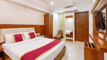 Executive Room, 1 Bedroom | Premium bedding, Select Comfort beds, in-room safe, desk
