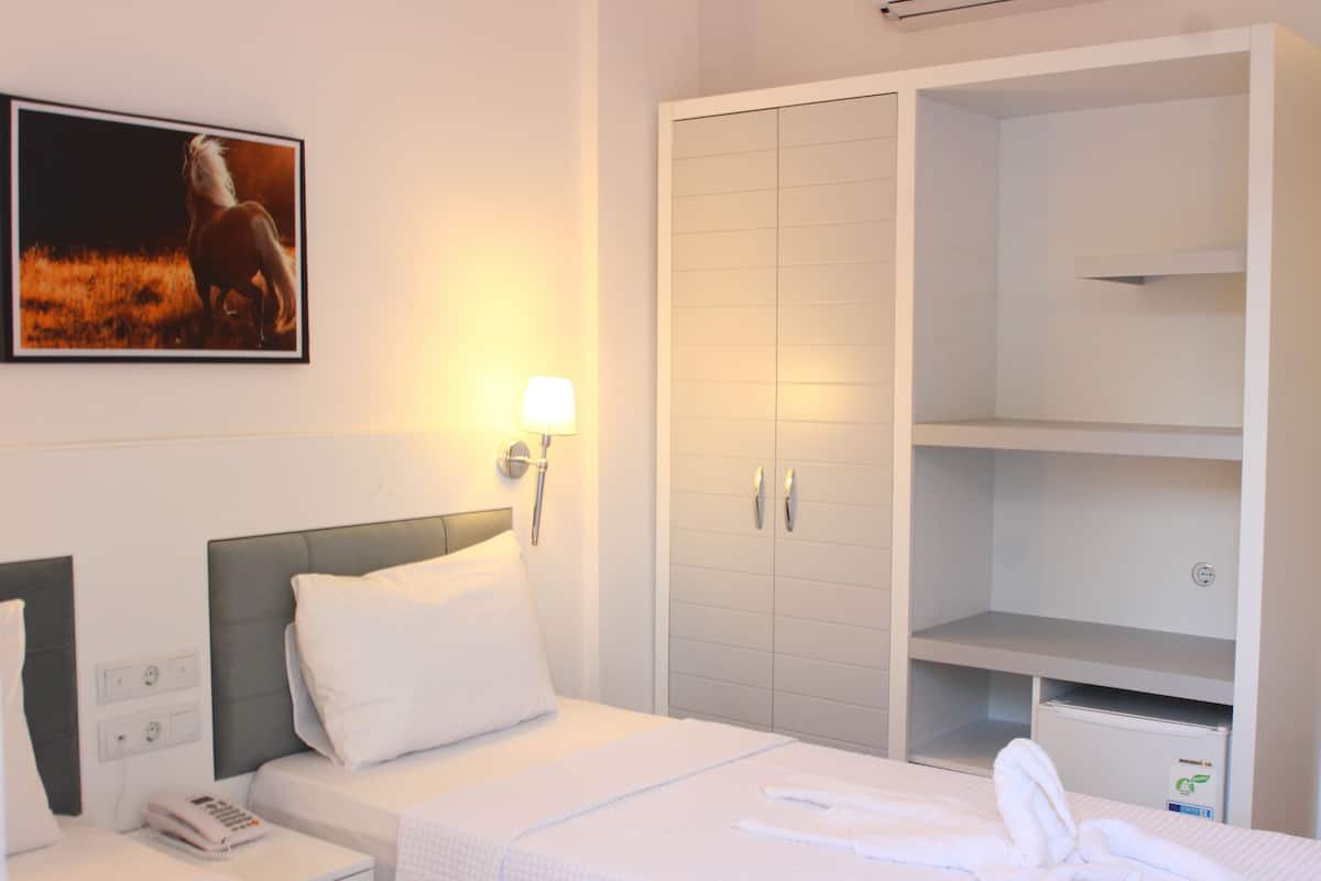 Superior Twin Room, Mountain View | 1 bilik tidur, bar mini, meja, Wi-fi percuma