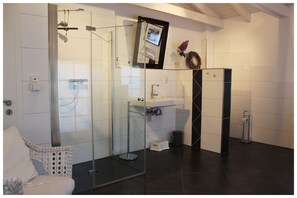 Dusche, Haartrockner, Handtücher, Seife