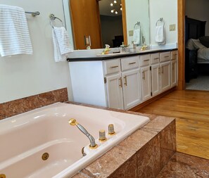 Kombinert dusj/badekar, boblebad, hårføner og bidé