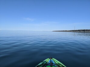 Nær stranden og strandhåndklær