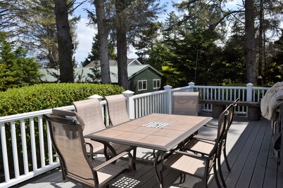 4 Bedrooms Near Beach in Park Like Setting Perfect for Family