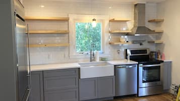 Een koelkast, een magnetron, een oven, een kookplaat