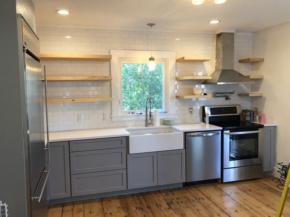 Kylskåp, mikrovågsugn, ugn och spishäll