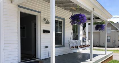 Large 5 Bedroom Home. 5-7 Minute Walk to the Beach. No Cleaning Fee.