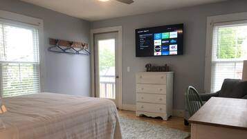 5 sovrum, skrivbord, strykjärn/strykbräda och resesäng