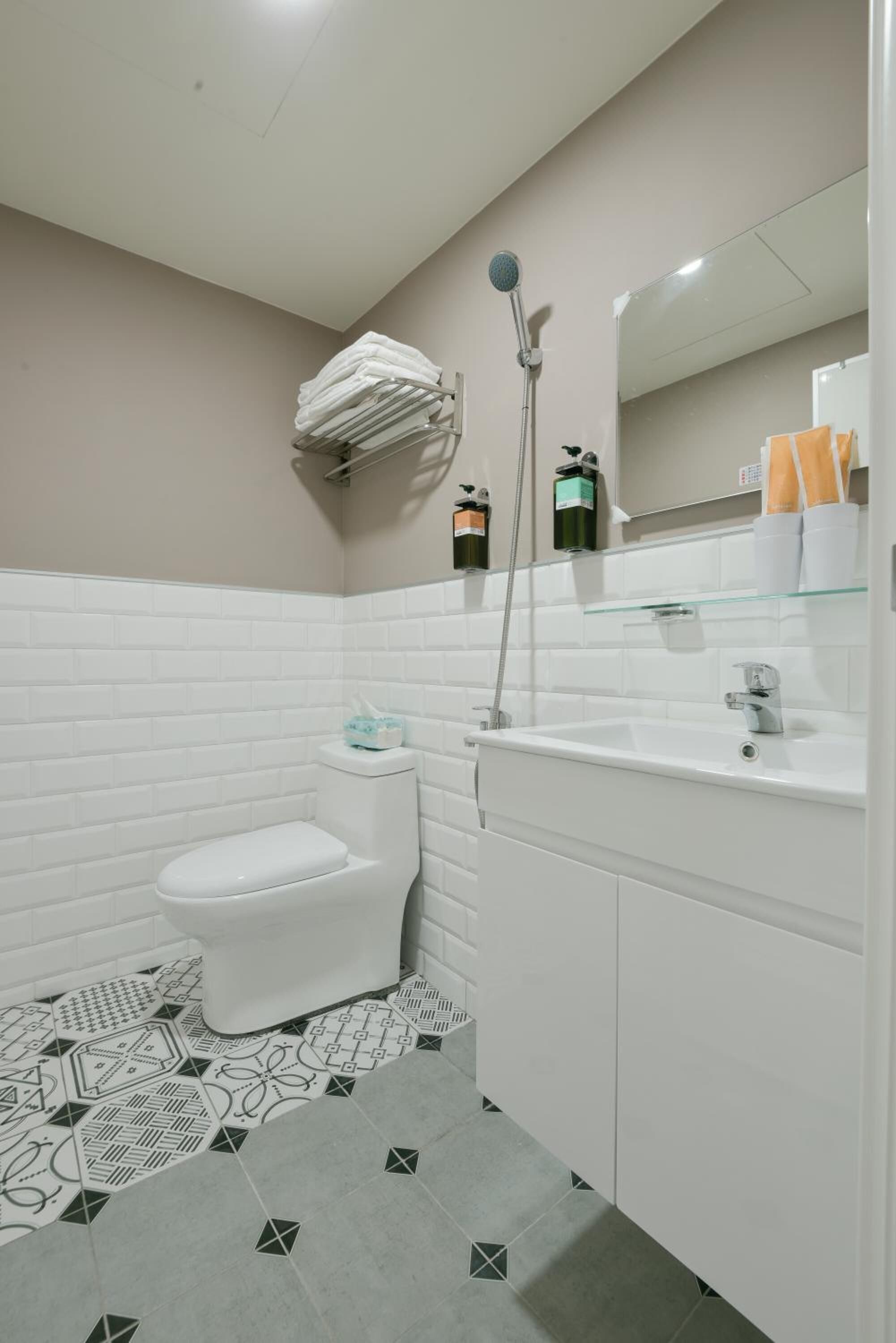 淋浴设施、大花洒淋浴喷头、免费洗浴用品、吹风机