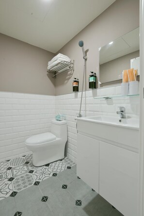 Shower, rainfall showerhead, free toiletries, hair dryer - Feng Jia Tonight Hostel (Taichung)