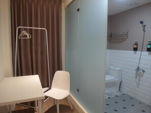Standard Single Room | Desk, blackout curtains, soundproofing, free WiFi - Feng Jia Tonight Hostel (Taichung)