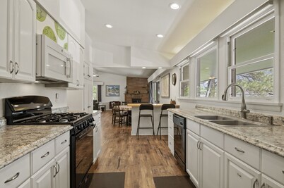 1 King room, 1 Queen room, 2 full baths with A/C near Downtown & Trails.