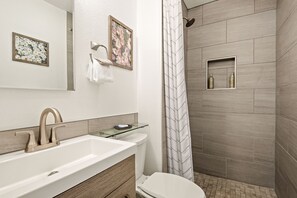 Combined shower/bathtub, hair dryer, towels, soap - 2bd/2ba with A/C Near Downtown, Trails, NAU & Hwy to Canyon (Flagstaff)
