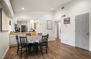 Dining - 2bd/2ba with A/C Near Downtown, Trails, NAU & Hwy to Canyon (Flagstaff)