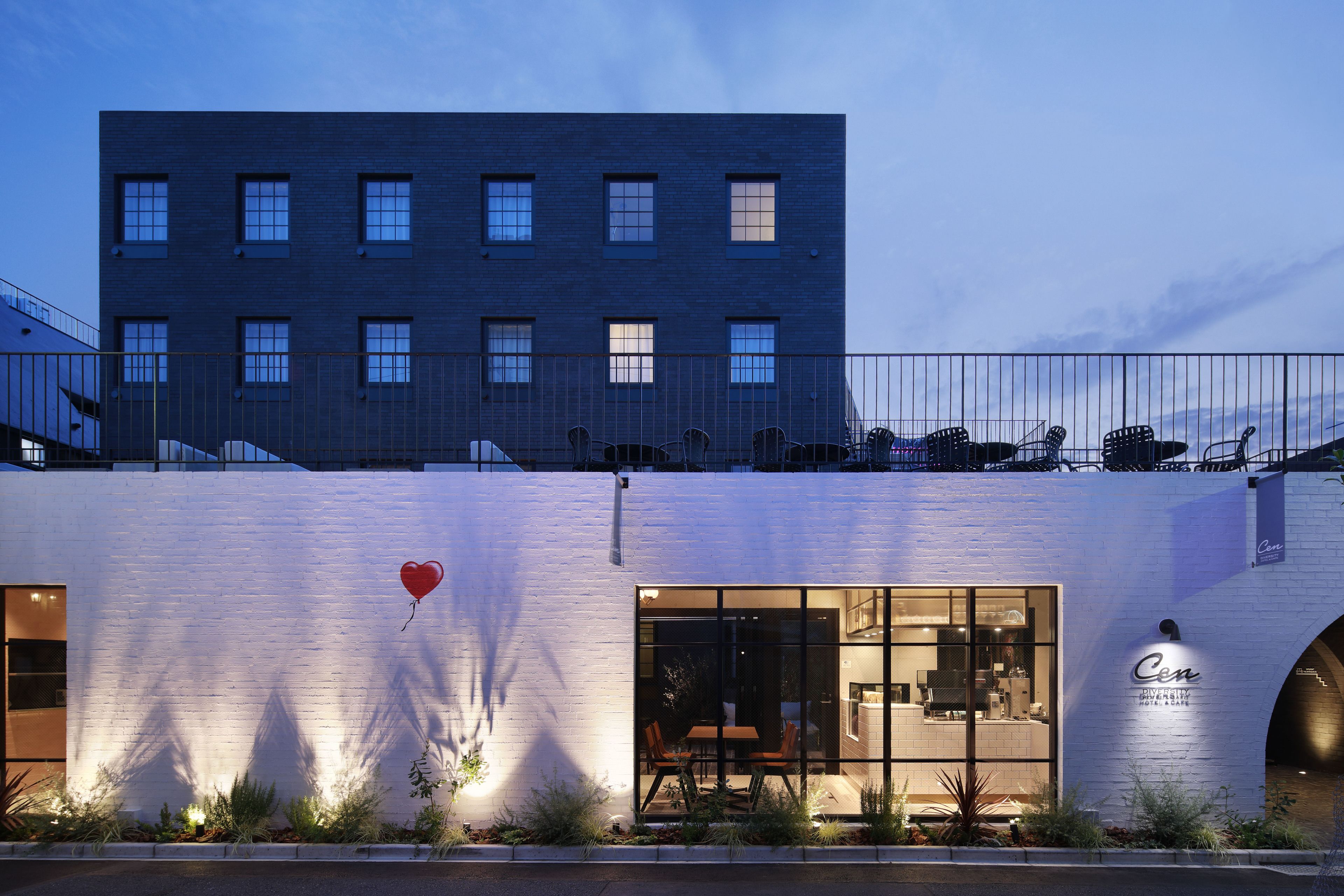 Fachada de la propiedad por la tarde o noche